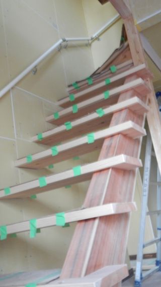 手作りの階段は、温かみのある一枚板で作成。